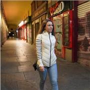 Profesora estudiando para enfermería clases para primaria y la eso